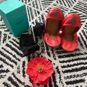 Poppy Tieks barely used size 9 comes with box and flower and bag.